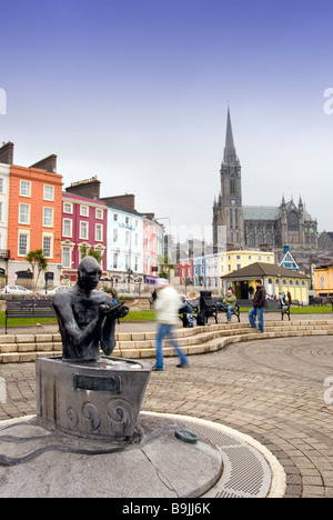 Die Navigator-Statue und Cobh Waterfront mit St. Colman Kathedrale im Hintergrund, County Cork, Irland Stockfoto