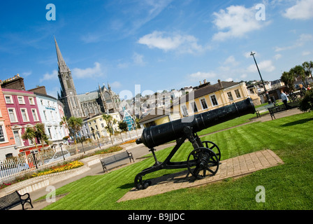 Kanone in Cobh Waterfront Park mit St Colmans Kathedrale im Hintergrund an einem sonnigen Tag, County Cork, Irland Stockfoto