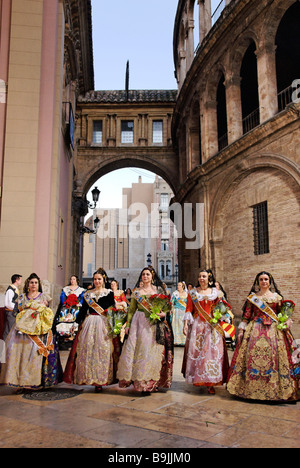 Falleras kommt am Plaza De La Virgen mit Blume für Virgen de Los Desamparados anbieten. Las Fallas Festival. Valencia. Spanien Stockfoto