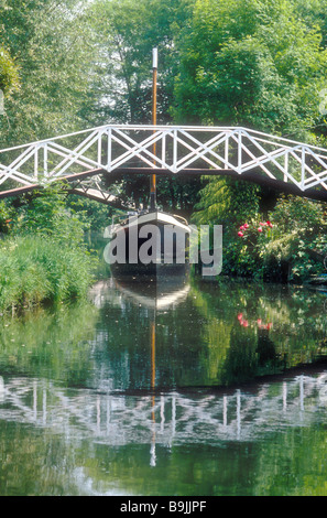 Eine holländische Schiff festgemacht an der Kennet Navigation Fluss Kennet Kennet Avon Canal Newbury Berkshire England Stockfoto