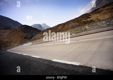 neue Straße, geschwungene Kurve, blauer Himmel, kein Verkehr. Stockfoto