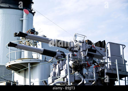 Große weiße Waffen auf einem militärischen Marine Schiff Stockfoto