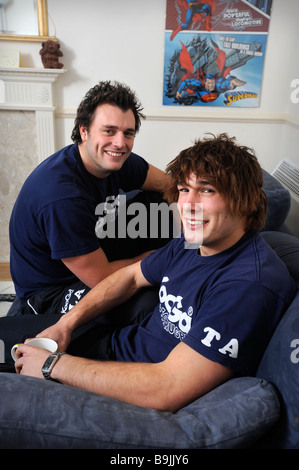 BRISTOL RUGBY-SPIELER LUKAS UND TOM ARSCOT LINKS IN IHRE GEMEINSAME WOHNUNG UK JAN 2008 Stockfoto