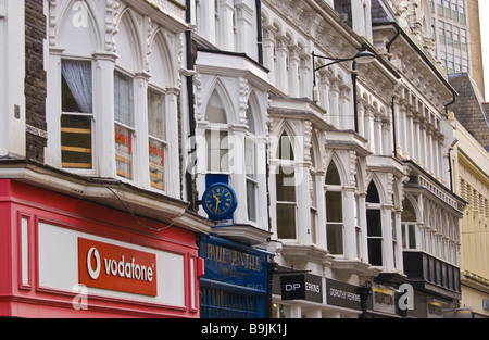 Viktorianischen Fassade über moderne Ladenfronten in Newport South Wales UK Stockfoto