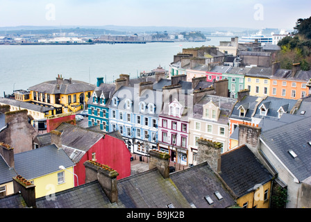 Blick über die bunte Küstenstadt Cobh aus St Colmans Kathedrale, County Cork, Irland Stockfoto