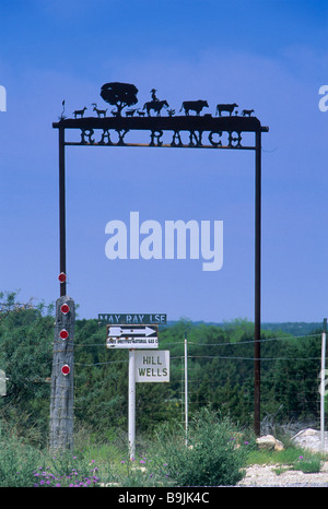 Schmiedeeisen-Schild am Ranch Eingang F M 189 Road in der Nähe von Sonora im Edwards Plateau in Sutton County Texas USA Stockfoto