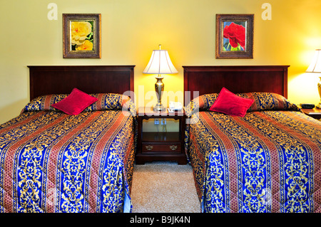 Schlafzimmer Innenraum mit zwei Doppelbetten Bilder an der Wand sind meine eigenen Stockfoto