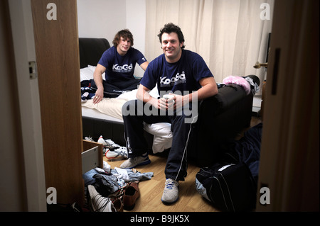 BRISTOL RUGBY-SPIELER LUKAS UND TOM ARSCOT LINKS IN IHRE GEMEINSAME WOHNUNG UK JAN 2008 Stockfoto