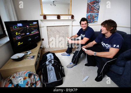 BRISTOL RUGBY-SPIELER LUKAS UND TOM ARSCOT DIREKT IN IHRE GEMEINSAME WOHNUNG UK JAN 2008 Stockfoto