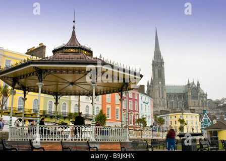 Der Musikpavillon und die Uferpromenade von Cobh mit St. Colman Kathedrale im Hintergrund, County Cork, Irland Stockfoto