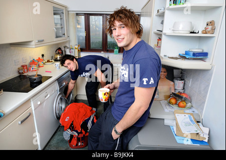 BRISTOL RUGBY-SPIELER LUKAS UND TOM ARSCOT DIREKT IN IHRE GEMEINSAME WOHNUNG UK JAN 2008 Stockfoto