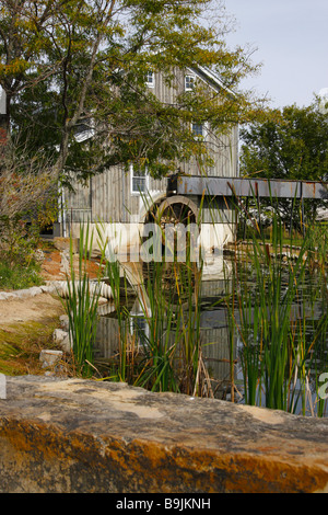 Sauder Village Ohio in den USA US-amerikanische historische Holzmühle mit Radanbau auf der Landseite mit Teichzucht niemand vertikal hochauflösende Holzmühle Stockfoto