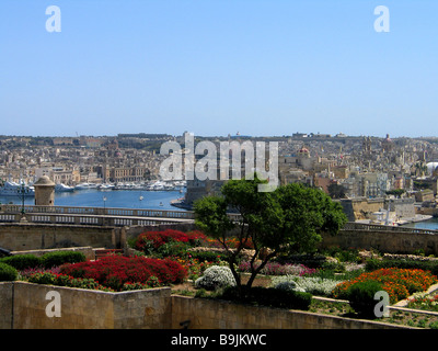 Blick auf Valletta von Gärten in der Nähe der Regierungsgebäude, Malta Stockfoto