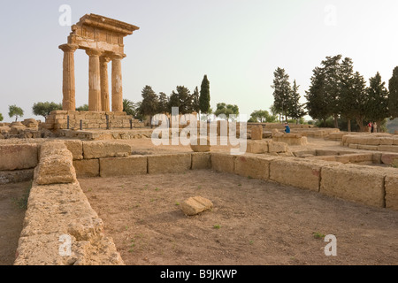 Immer den Schuss. Ein Tourist hockt, um ein Foto der Tempel des Castor und Pollux (Dioskuren) eine Rekonstruktion Stockfoto