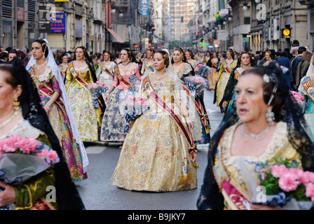 Falleras Parade in Richtung Plaza De La Virgen mit Blume angeboten. Las Fallas Festival Valencia, Spanien Stockfoto