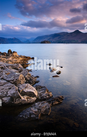 Die Aussicht vom Friar es Crag über Derwent Water in Richtung Catbells und der Kiefer von Borrowdale. Die englischen Lake District Stockfoto