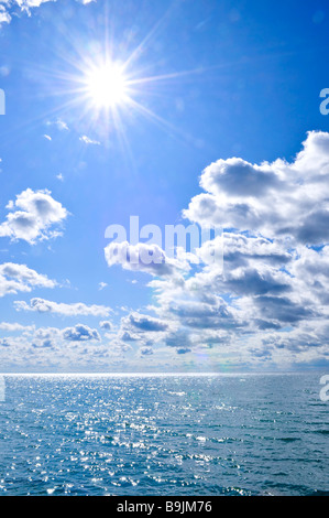 Blaues Meerwasser und sonnigen Himmelshintergrund Stockfoto