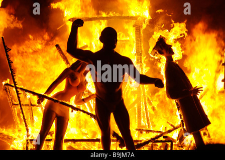 Das Verbrennen von einem Ninot Skulptur La Crema während der Höhepunkt des Festivals Las Fallas in Valencia, Spanien Stockfoto