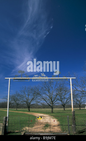 Schmiedeeisen-Schild am Ranch Tor am FM 580 Autobahn in der Nähe von Bend im Edwards Plateau in Lampasas County Texas USA Stockfoto
