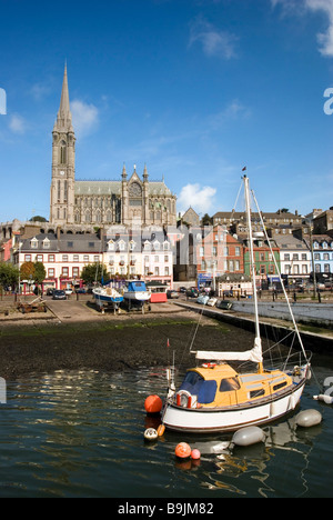 Angeln Boote in Cobh Hafen mit der Stadt und St. Colman Kathedrale im Hintergrund an einem sonnigen Tag, Irland Stockfoto