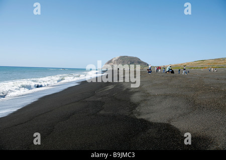 Die Black Sands Iwo Jima auf eines der Invasion Strände angegriffen durch das US Marine Corps auf 19. Februar 1945 Mt Suribachi befindet sich in der Stockfoto