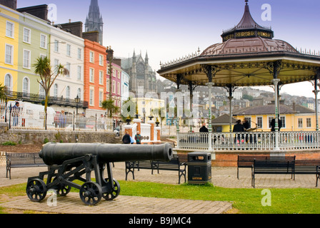 Die Kanonen, Musikpavillon und Waterfront Park von Cobh, County Cork, Irland Stockfoto