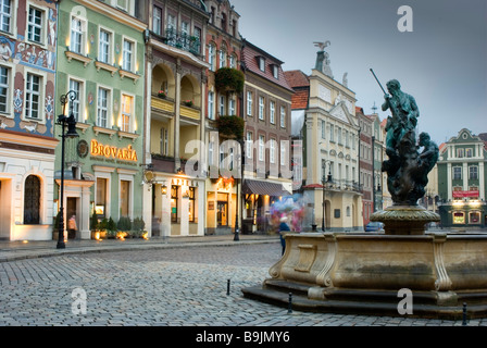 Brunnen mit einer Statue des Neptun im Old Market Square (Stary Rynek), Poznan, Polen Stockfoto