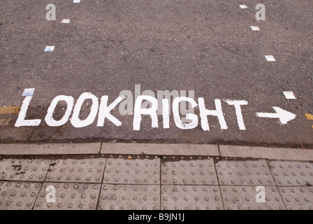 Blick rechts Schild an der Straße Stockfoto