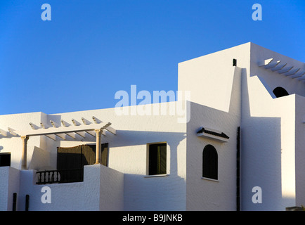 Weiß getünchte Appartement Gebäude in Port el Kantaoui, Sousse, Tunesien. Port el Kantaoui, Tunesien. Stockfoto