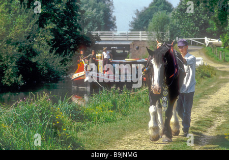 Die Pferdekutsche Fahrgastschiff Kennet-Tal auf der Kennet und Avon Kanal bei Kintbury in der Nähe von Newbury, Berkshire, England Stockfoto