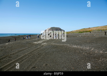 Überlebenden der Schlacht und Besucher Fuß Black Sands of Iwo Jima auf eines der Invasion Strände angegriffen durch das US Marine Corps Stockfoto