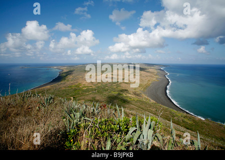 Blick auf die Insel Iwo Jima vom Gipfel des Mount Suribachi mit Marinekorps Invasion Strände auf der rechten Seite Stockfoto