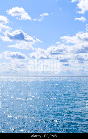 Blaues Meerwasser und sonnigen Himmelshintergrund Stockfoto