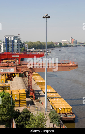 Lastkähne werden beladen mit Containern von Abfällen für Entsorgung und recycling, wenn die Schiffe voll sind auf der Themse geschleppt. Stockfoto