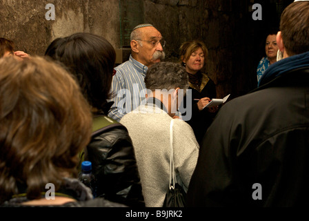 Professor Dan Bahat geben Führung durch Labyrinth von Tunneln und Galerien in archäologischen Ausgrabung unter Klagemauer Stockfoto