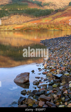 Reflexionen im Loch Leven im Dorf Invercoe in der Nähe von Ballachulish, Glencoe, Argyll, Highlands, Schottland Stockfoto