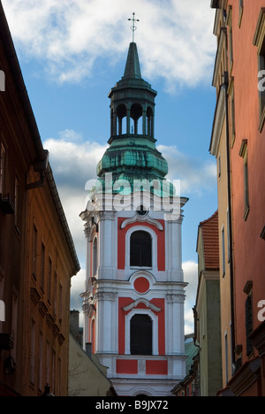 Blick durch eine Seitenstraße in Richtung der ehemaligen Jesuiten-Kolleg in Poznan, Polen Stockfoto