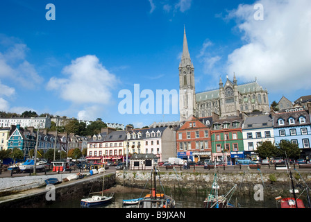 Angeln Boote in Cobh Hafen mit der Stadt und St. Colman Kathedrale im Hintergrund an einem sonnigen Tag, Irland Stockfoto