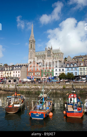 Angeln Boote in Cobh Hafen mit der Stadt und St. Colman Kathedrale im Hintergrund an einem sonnigen Tag, Irland Stockfoto