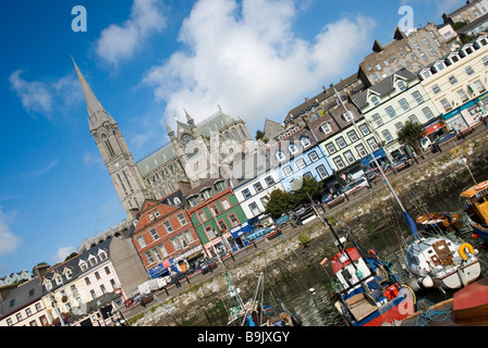 Angeln Boote in Cobh Hafen mit der Stadt und St. Colman Kathedrale im Hintergrund an einem sonnigen Tag, Irland Stockfoto