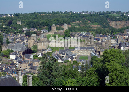 Long Distance-Blick auf die Burg und Häuser in Fougeres, Ille et Vilaine, Bretagne, Frankreich Stockfoto