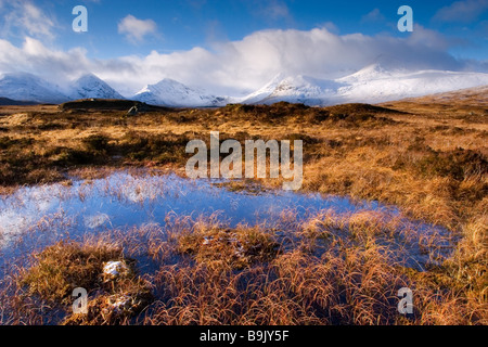 Blick vom Rand der man Na h Achlaise in Richtung schwarz montieren, Rannoch Moor, Highlands, Schottland. Fotografiert im Dezember Stockfoto