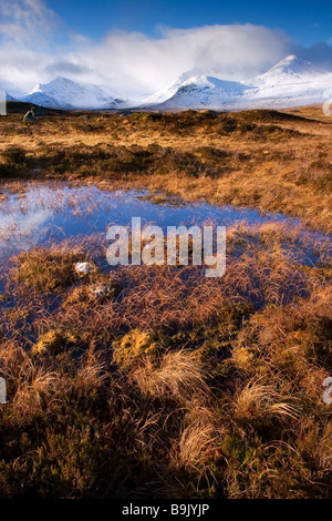 Blick vom Rand der man Na h Achlaise in Richtung schwarz montieren, Rannoch Moor, Highlands, Schottland. Fotografiert im Dezember Stockfoto