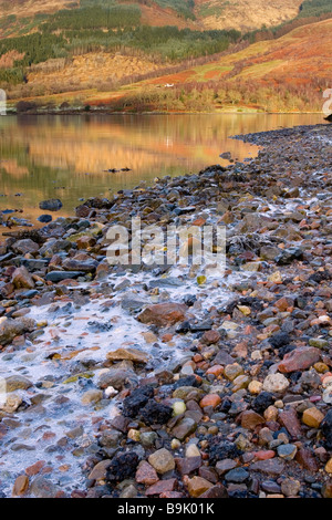 Reflexionen im Loch Leven im Dorf Invercoe in der Nähe von Ballachulish, Glencoe, Argyll, Highlands, Schottland Stockfoto