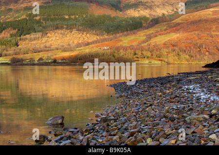 Reflexionen im Loch Leven im Dorf Invercoe in der Nähe von Ballachulish, Glencoe, Argyll, Highlands, Schottland Stockfoto