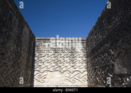 Stein-Mosaik in aufwendigen geometrischen Mustern schmücken die Wände der Zapoteken Ruinen von Mitla, Oaxaca, Mexiko. Stockfoto