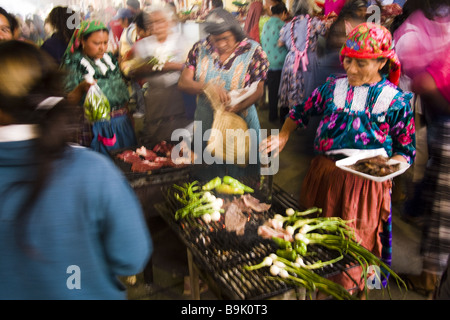 Zapoteken Frauen grill Fleisch und Gemüse auf dem Wochenmarkt von Tlacolula, Oaxaca, Mexiko. Stockfoto