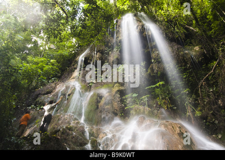 Junge Männer stehen unter einem Wasserfall in der Nähe der Lacandon Maya Gemeinschaft von Naha, Chiapas, Mexiko. Stockfoto