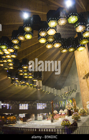 Deckenleuchten beleuchten den Altar im Inneren der moderne Basilika Virgen de Guadalupe in Mexiko-Stadt, Mexiko. Stockfoto