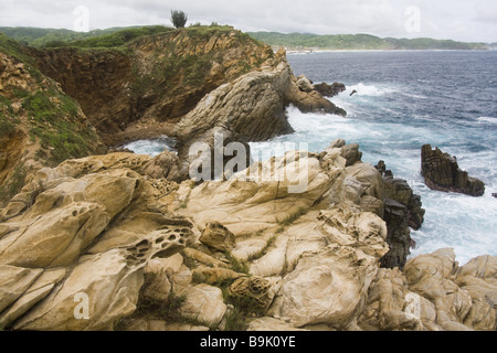 Wellen in felsigen Klippen entlang der Pazifikküste nahe dem Dorf von Mazunte, Oaxaca, Mexiko. Stockfoto